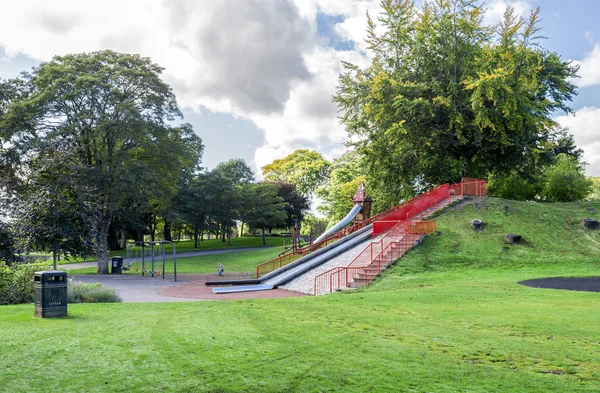 Uma Grande Corrediça Uma Pequena Colina Várias Oscilações Entrada Parque — Fotografia de Stock