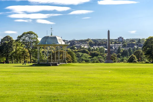 Gran Césped Con Cenador Escénico Obelisco Mcgrigor Duthie Park Aberdeen — Foto de Stock