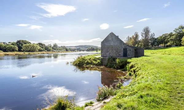 Widok Rzeki Dee Brzegi Most Dee Dalekim Tle Aberdeen Szkocja — Zdjęcie stockowe