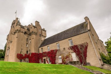 Crathes kale görünümünü Kırmızı sarmaşık ile duvarlara ve küçük kule üzerinde bir çatı, Aberdeenshire, İskoçya