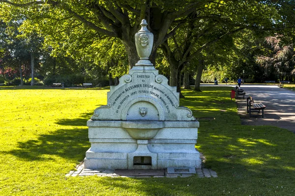 苏格兰阿伯丁秦艽公园一个古老的纪念饮水喷泉 — 图库照片
