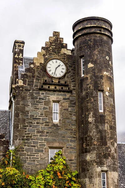 Un antiguo edificio de torre con reloj en el Jardín Botánico de Benmore, Escocia —  Fotos de Stock