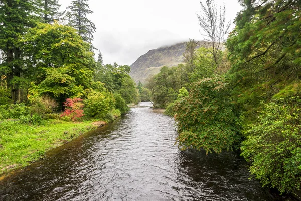 Eachaig River Góry Tle Loch Lomond Parku Narodowego Trossachs Szkocja — Zdjęcie stockowe