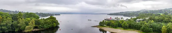 Szeroką panoramę jeziora Loch Lomond shores i pokojówka parowiec Loch od ustrojenia obserwacji akwarium Sea Life — Zdjęcie stockowe