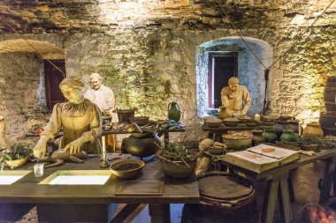 Üç aşçılar malzemeler sonraki yemek, büyük mutfaklar, Stirling Castle, İskoçya için hazırlamak.