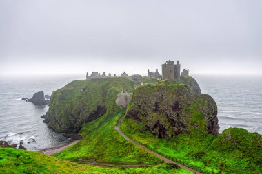 Doğal Dunnotar Castle bir görünüm kötü sonbahar hava ve fırtınalı Kuzey Denizi, Aberdeenshire, İskoçya ile İskoç sahil şeridi üzerinde