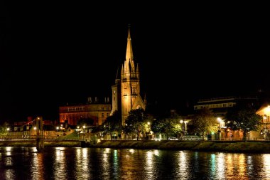 İskoçya Highlands, Inverness şehir kültür başkenti. Gece cityscape ikonik ücretsiz Kilisesi of Scotland, turistik attracture ile
