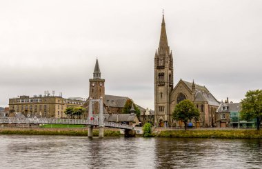 Muhteşem Gotik tarzı ücretsiz Kilisesi of Scotland ve daha küçük ama büyük eski yüksek Kilisesi Inverness şehir merkezinde, İskoçya
