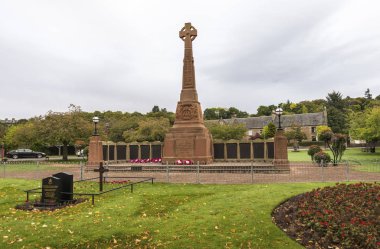 Bir uzun kahverengi Dünya Savaş Anıtı Cavell Gardens yakınındaki nehir Ness, Inverness, İskoçya