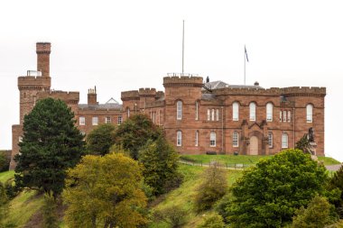 Doğal Inverness kale İskoçya'da bir güzel sonbahar gün bahçede Flora Macdonad heykeli ile