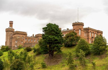 Doğal Inverness kale İskoçya'da bir güzel sonbahar gün bahçede Flora Macdonad heykeli ile