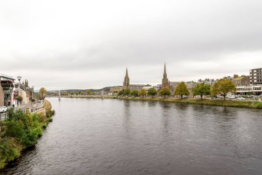 Nehir Ness ve Inverness şehir merkezine Gotik stili kilise Riverside'da, İskoçya ile doğal bir görünüm