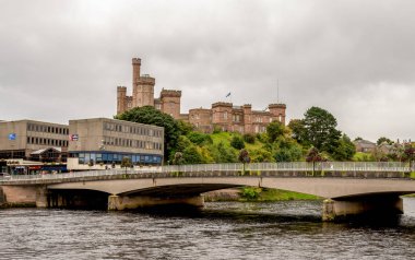 Ness Köprüsü ve doğal bir görünüm kırmızı Inverness kale bir tepede, Inverness şehir merkezi, İskoçya