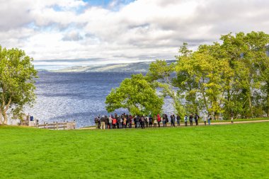Loch Ness ve yaylaları duruyor ve dönüş tekne bekliyorum, İskoçya turist bir grup ile doğal bir görünüm