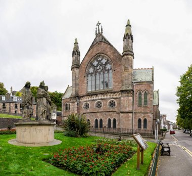 Ness Bank kilise bir görünümü ile bir kompozisyon Faith, Hope ve Charity heykellerin önündeki küçük bir bahçe, Inverness, İskoçya