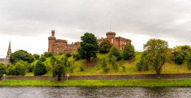 Nehir Ness mesire doğal kırmızı taş Inverness Castle bir tepede, İskoçya ile Panoraması