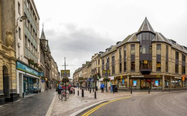 Mcdonald's fast food restoran ile Inverness şehir merkezinde yaya yürüme High Street başlangıcı bir köşesinde. Alışveriş ve İskoçya Highlands sermaye turistler arasında yemek için popüler