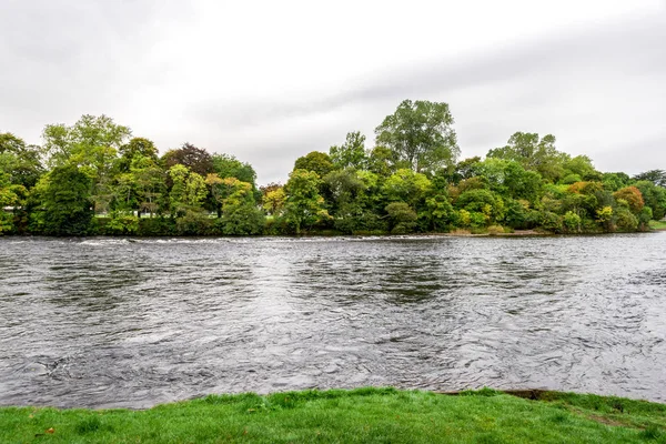 Krajobraz Widokiem Rzekę Ness Bank Jednej Wysp Sezonie Jesiennym Inverness — Zdjęcie stockowe