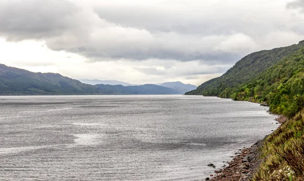 秋の季節に スコットランドの曇り空とネス湖 スコットランドのハイランド地方の背景の表示 — ストック写真
