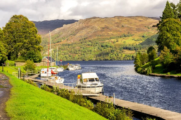 Loch Ness Gölü Caledonian Canal adlı Fort Augustus, İskoçya ile birleştiği Güney Batı kısmında tekne Park