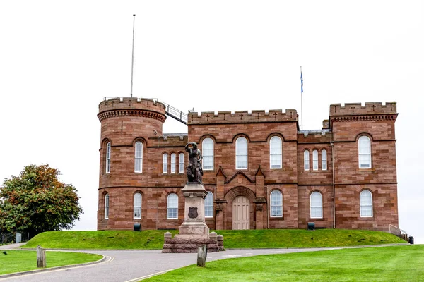 Entrada Pública Los Terrenos Del Castillo Inverness Con Estatua Rosa —  Fotos de Stock