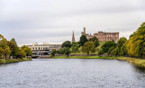 Castillo Inverness Acantilado Con Vistas Río Ness Que Fluye Través — Foto de Stock