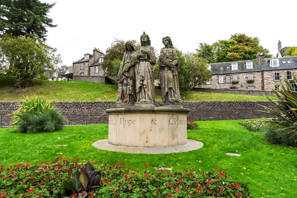 Una Composición Escultórica Santos Esperanza Caridad Pequeño Jardín Frente Ness — Foto de Stock