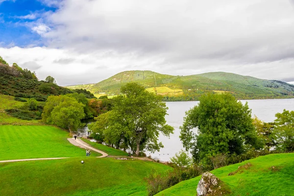 Szkockiego Regionu Highlands Loch Ness Scenic Krajobraz Widok Strony Zamku — Zdjęcie stockowe