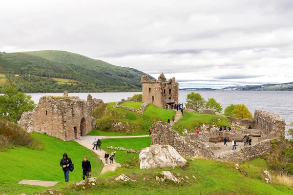 Ruinas Del Castillo Urquhart Con Muchos Turistas Visitando Este Famoso —  Fotos de Stock