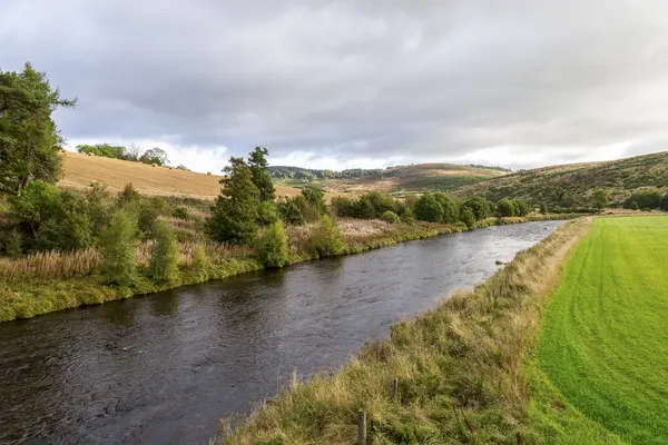 Malowniczy Widok Jesieni Płynącej Rzeki Niskie Wzgórza Parku Narodowym Cairngorms — Zdjęcie stockowe