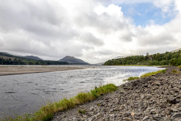 Widok Rzeki Pattack Płynący Głowy Loch Laggan Szkockich Wyżyn Tle — Zdjęcie stockowe