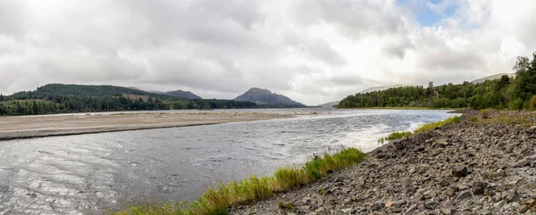 Panoramiczny Widok Rzekę Pattack Płynącą Głowy Loch Laggan Szkockich Wyżyn — Zdjęcie stockowe