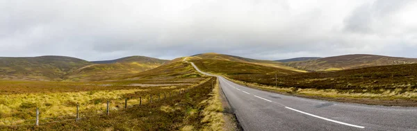 Sonbaharda Skoçya Cairngorms Ulusal Parkı Boyunca Manzaralı Bir Yol Manzarası — Stok fotoğraf