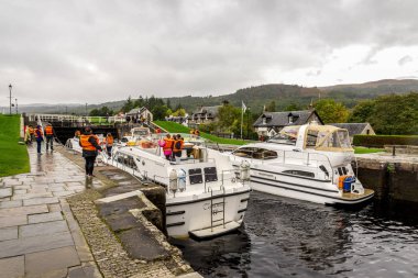 İskoçya, Fort Augustus, Ekim 2017 'de bulunan Ness Gölü' nden Caledonian Kanalı 'na kilitlerin açılmasını bekleyen tekneler var.