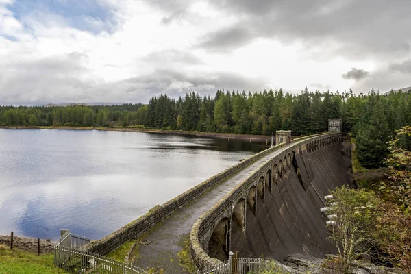 View Laggan Dam Wall Holding Waters Lock Walkway Centre Scotland — Stock Photo, Image