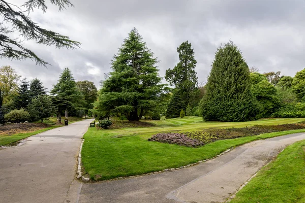 Eine Kreuzung von zwei Fußgängergassen in hazlehead park, aberdeen, Schottland — Stockfoto