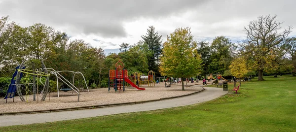 Area bermain anak-anak besar dengan slide, bar, ayunan dan peralatan lainnya di taman Hazlehead, Aberdeen, Skotlandia — Stok Foto