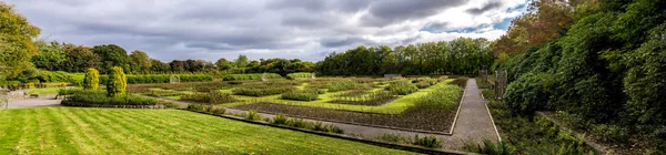 Panoramiczny widok na odnowiony Queen Mother Rose Garden w Hazlehead Park, Aberdeen, Szkocja — Zdjęcie stockowe