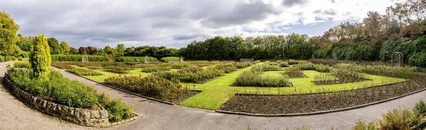 Un panorama panorámico de un renovado Queen Mother Rose Garden en Hazlehead park, Aberdeen, Escocia — Foto de Stock