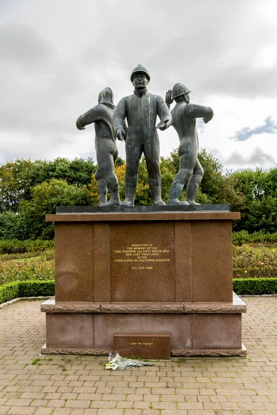 为悼念在苏格兰阿伯丁Hazlehead公园Piper Alpha石油平台灾难中遇难的人们，三名北海海上石油工作者的雕塑 — 图库照片