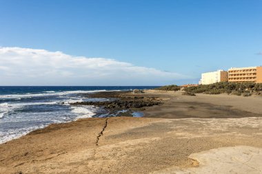 Playa del Cabezo sahili manzarası ve El Medano kasabası, Tenerife, İspanya