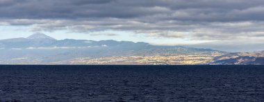 Santa Cruz de Tenerife 'nin uzak panoramik manzarası arka planda Teide Dağı zirvesi, Kanarya Adaları, İspanya