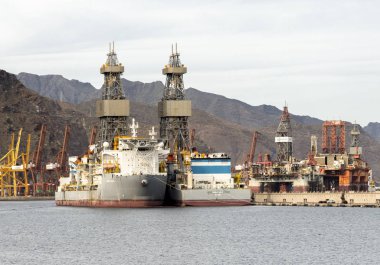 2016 'da petrol ve doğalgaz sanayii krizi sırasında Santa Cruz de Tenerife limanına park edilmiş sondaj sondajları ve açık deniz sondaj platformları, İspanya