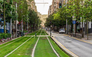 Tenerife tramvay taşıma sisteminin hafif rayları Santa Cruz de Tenerife, Kanarya Adaları, İspanya 'nın bir caddesinde