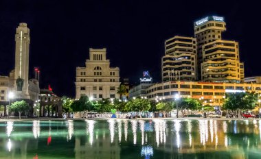 Santa Cruz de Tenerife 'nin gece manzarası İspanya' nın Kanarya Adaları 'ndaki bir havuza yansıdı.