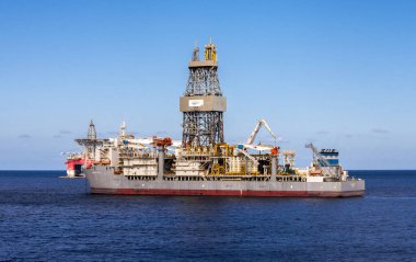 Tenerife, Kanarya Adaları, İspanya yakınlarındaki Atlantik Okyanusu 'nda derin deniz sondajı için geniş bir Ensco sondajı.