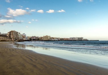 Playa Leocadio Machado sahilinden El Medano kasabası manzarası sabahın erken saatlerinde, Tenerife, İspanya