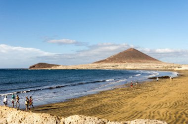 Playa de Leocadio Machado plajında yürüyen insanlar El Medano kasabası, Tenerife, İspanya