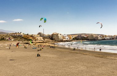İspanya 'nın El Medano kasabasındaki Playa Leocadio Machado plajında uçurtma sörfçüleri