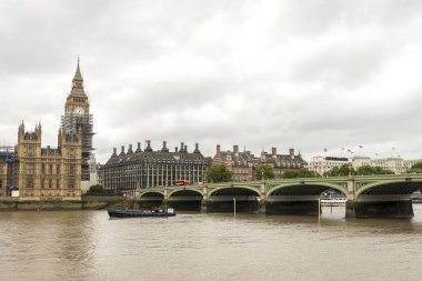 Thames Nehri, Westminster Köprüsü ve Big Ben 'in sonbahar manzarası.